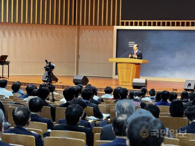 장종현 백석대 총장이 20일 충남 천안 백석대에서 열린 신대원 신입생 영성수련회에서 말씀을 전하고 있다.