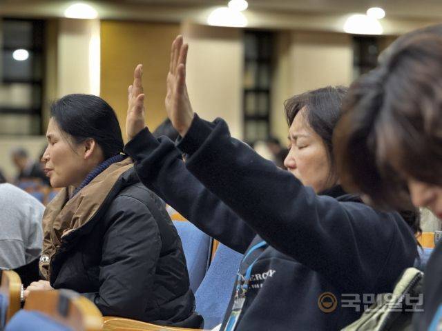 백석대 신대원 신입생들이 20일 충남 천안 백석대에서 손을 들고 기도하고 있다.