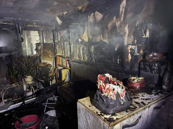 23일 오전 인천 남동구 한 아파트에서 난 불로 내부가 탄 모습. 인천소방본부 제공