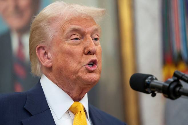 도널드 트럼프 미국 대통령이 21일(현지시간) 백악관에서 열린 하워드 러트닉 상무부 장관 취임 선서식에서 연설하고 있다. [로이터 연합]