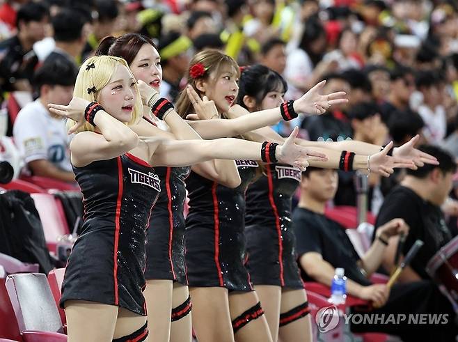 KIA 타이거즈의 응원단이 삐끼삐끼 춤을 추고 있다. 연합뉴스
