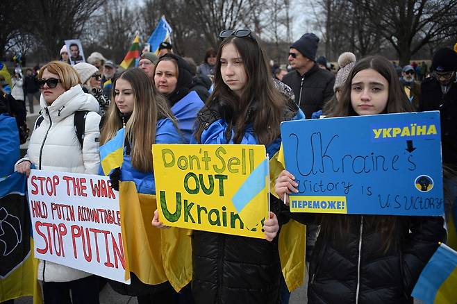 "우크라이나를 팔아먹지 마세요" 러시아·우크라이나 전쟁 발발 3년을 앞둔 22일(현지시간) 미국 워싱턴DC 링컨기념관에 시민들이 몰려나와 "우크라이나를 팔아먹지 마세요"라고 적힌 푯말을 들고 미·러 간 일방적인 종전협상을 비판하는 시위를 벌이고 있다.  AFP연합뉴스
