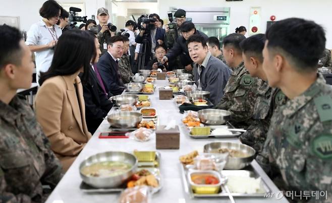 (남양주=뉴스1) 이승배 기자 = 백종원 더본코리아 대표가 7일 경기도의 한 군 부대에서 열린 더본코리아 특식제공 행사에서 식사를 하며 관계자들과 대화하고 있다. 2024.11.7/뉴스1  Copyright (C) 뉴스1. All rights reserved. 무단 전재 및 재배포,  AI학습 이용 금지. /사진=(남양주=뉴스1) 이승배 기자