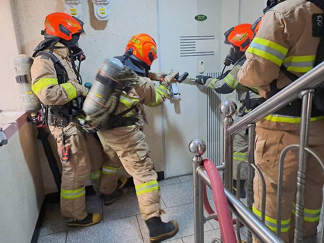 119구조대가 구조 활동을 위해 문을 강제 개방하고 있다. 해당 사진은 기사 내용과 관련이 없습니다.[뉴시스]