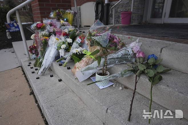 [요크( 미 펜실베이니아주)=AP/뉴시스] 미국 펜실베이니아주 요크 시내의 병원에서 일어난 총격사건으로 경찰관한 명이 숨진 웨스트 요크 경찰서 앞에 2월 22일시민들이 가져다 놓은 애도의 꽃다발들.  2025. 02. 23.