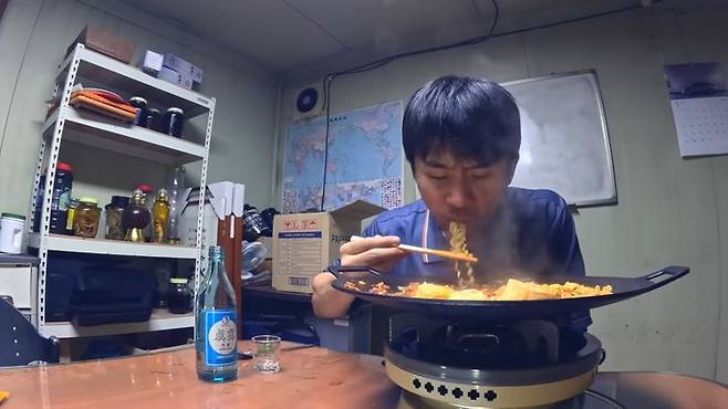 [서울=뉴시스] 지난해 1월 올린 '쓸쓸한 공장, 혼자 하는 회식'이라는 제목의 영상 조회수가 최근 약 358만회를 돌파했다.  (사진= 유튜브 '퇴근남 유경우' 캡처 ) 2025.02.23. photo@newsis.com *재판매 및 DB 금지