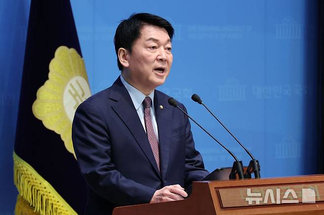 [서울=뉴시스] 권창회 기자 = 안철수 국민의힘 의원이 23일 오전 서울 여의도 국회 소통관에서 열린 시대교체, 국민통합 선언 기자회견에서 발언하고 있다. 2025.02.23. kch0523@newsis.com