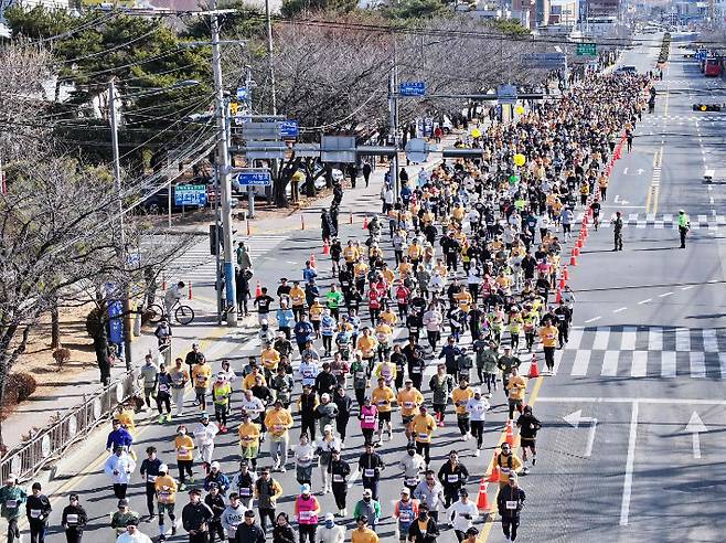 - 3일 열린 제21회 밀양아리랑마라톤대회 참가자들이 밀양대로를 달리고 있다. 밀양시 제공