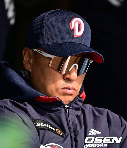 [OSEN=미야자키(일본), 지형준 기자]&nbsp;21일 일본 미야자키 기요타케 스포츠파크 2구장에서 두산 베어스가 일본 실업팀 세가사미와 스프링캠프 첫 연습경기를 가졌다. 이날 경기에서 두산은 1-8로 완패했다.두산 이승엽 감독이 경기를 지켜보고 있다. 2025.02.21 /jpnews@osen.co.kr