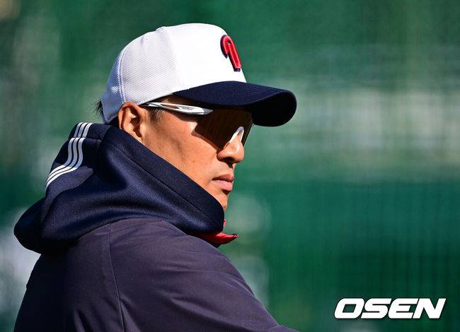 [OSEN=미야자키(일본), 지형준 기자]&nbsp;20일 일본 미야자키 히나타 히무카 스타디움에서 두산 베어스 2차 스프링캠프 2일차 훈련이 진행됐다.&nbsp;지난 18일 2차 스프링캠프지인 일본 미야자키로 출국한 두산은&nbsp;'구춘 대회'&nbsp;포함&nbsp;7차례 연습경기를 치를 예정이다.두산 이승엽 감독이 훈련을 지켜보고 있다. 2025.02.20 /jpnews@osen.co.kr