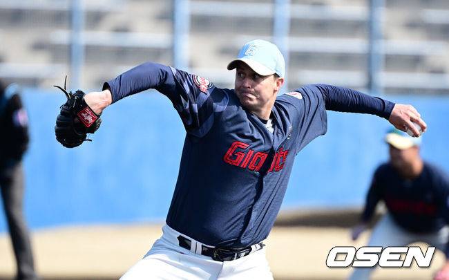 [OSEN=미야자키(일본), 지형준 기자]&nbsp;23일 일본 미야자키현 니치난시 난고스타디움에서 롯데 자이언츠와 일본프로야구 세이부 라이온스의 연습경기가 열렸다.롯데는 지난 20일을 마지막으로 대만 타이난 1차 스프링캠프를 마무리 지었다. 22일 일본 미야자키로 이동한 롯데는 구춘 미야자키 베이스볼 게임즈 리그에 참가한다. 구춘리그에서는 지바 롯데 마린스, 세이부 라이온즈, 소프트뱅크 호크스, 오릭스 버팔로즈 등 일본프로야구(NPB) 구단들, 그리고 KBO리그 두산 베어스 등과 총 5경기를 치른다. 아울러 자매구단인 지바 롯데와의 교류전도 1경기 치른다. 미야자키에서 총 6차례의 실전 경기를 치르고 귀국해 시범경기와 정규시즌을 준비한다.롯데 터커 데이비슨이 역투하고 있다. 2025.02.23 /jpnews@osen.co.kr