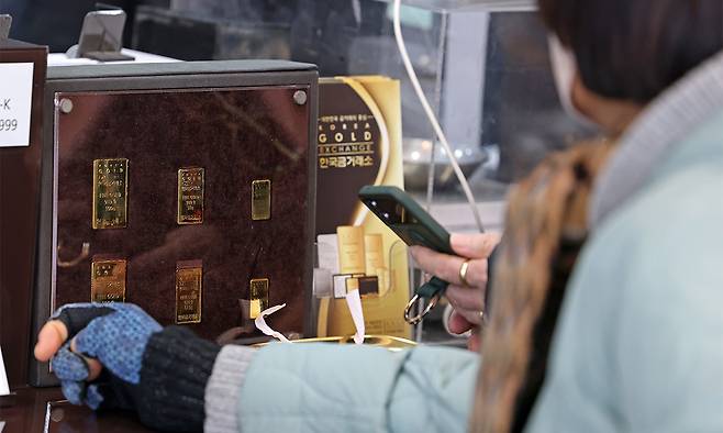 지난 21일 서울 종로구 귀금속거리의 한 금거래소에서 고객들이 골드바 구매 상담을 받고 있다. 뉴스1