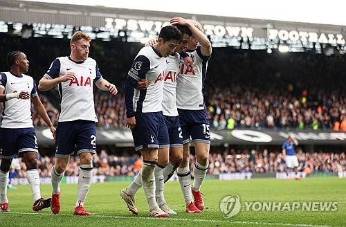 손흥민이 23일(한국시간) 영국 입스위치에 있는 포트먼 로드에서 열린 입스위치 타운과 토트넘 홋스퍼의 2024-2025시즌 프리미어리그 26라운드 원정 경기에서 맹활약하며 팀의 4-1 대승을 이끌었다.&nbsp;손흥민은 이날 2도움으로 프로 통산 다섯 번째 시즌 10-10을 달성했다. 연합뉴스
