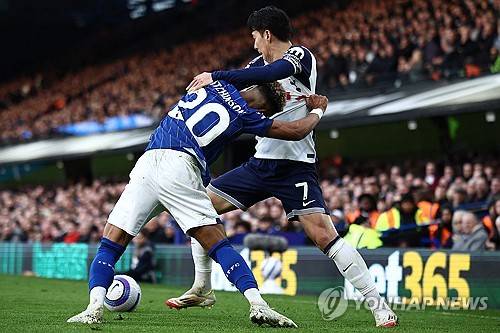 손흥민의 맨체스터 유나이티드 이동 가능성이 다시 제기된 가운데 맨유가 적절한 이적료를 주고 올 여름 데려오겠다는 의사를 표시했다. 영국 팀토크는 23일 '맨유가 이번 여름 이적시장에서 토트넘 홋스퍼의 손흥민을 영입하기 위해 이적료를 투자할 준비가 돼 있다. 하지만 손흥민이 잉글랜드 외 다른 리그로 이적할 가능성도 제기되고 있다'고 설명했다. 연합뉴스