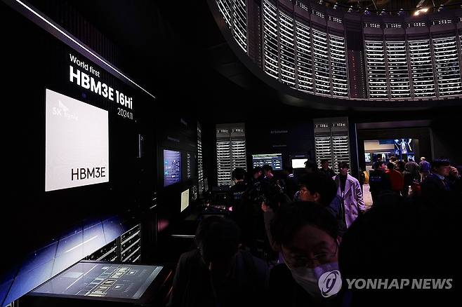 SK 전시관 AI 데이터 센터 살펴보는 관람객 (라스베이거스=연합뉴스) 신현우 기자 = 세계 최대 가전·정보기술(IT) 전시회 CES 2025 개막 첫날인 7일(현지시간) 미국 네바다주 라스베이거스 컨벤션센터 센트럴홀 SK 전시관에서 관람객들이 AI 데이터 센터를 살펴보고 있다. 2025.1.8 nowwego@yna.co.kr