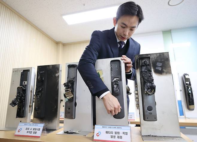 한국소비자원은 알리익스프레스 디지털 도어록 판매 상위 제품 10개를 선정해 안정성 및 품질, 호환성을 시험·평가했다. 소비자원은 시험 결과 3종은 화재 발생 시 문을 열 수 없었고 5종은 이차전지가 폭발했다고 밝혔다. (사진=한국소비자원)