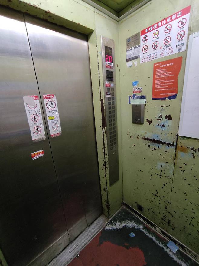 중국 베이징 한 건물 내 노후 엘리베이터. (사진=바이두 홈페이지 화면 갈무리)