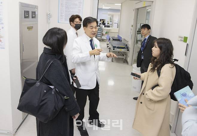 하충식 창원한마음병원 의장(사진 왼쪽)이 20일 병원을 방문한 기자들에게 설명하고 있다.(사진=보건복지부)