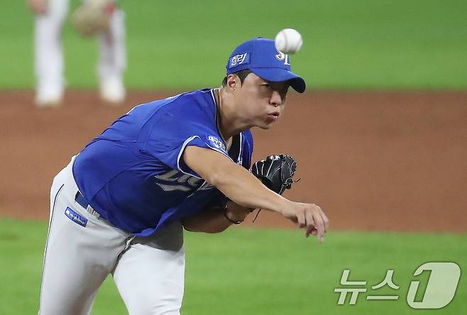 28일 오후 광주 기아챔피언스필드에서 열린 프로야구 '2024 신한 SOL 뱅크 KBO 포스트시즌' 한국시리즈 5차전 삼성 라이온즈와 KIA 타이거즈의 경기에서 삼성 김윤수가 역투하고 있다. 2024.10.28/뉴스1 ⓒ News1 임세영 기자