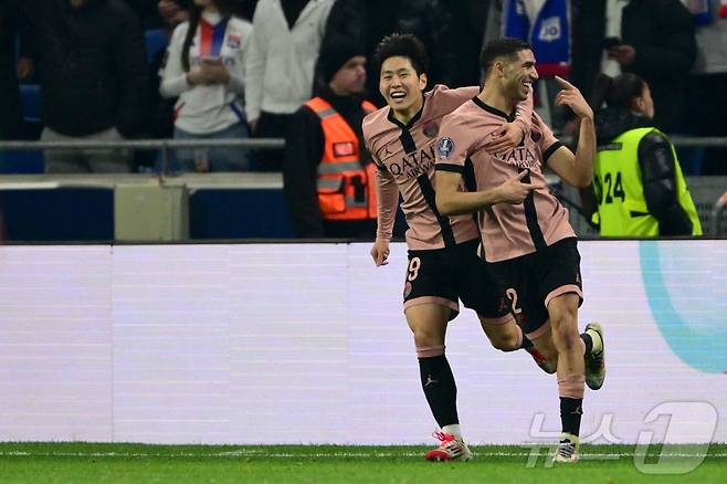 파리 생제르맹(PSG)의 이강인이 아슈라프 하키미의 골을 도운 뒤 함께 기뻐하고 있다. ⓒ AFP=뉴스1