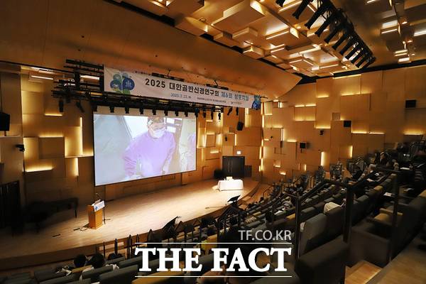 변승원 유성선병원 부인과 전문의가 23일 유성선병원 ‘KIMIN HALL’에서 열린 ‘대한골반신경연구회 제6회 심포지엄’을 통해 ‘복강경 심부자궁내막증 수술’ 라이브 시연을 진행하고 있다./유성선병원