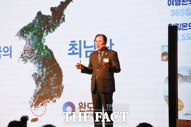 신우철 완도수가 지난 21일 더 플라자 서울 호텔에서 열린 '2025 완도 방문의 해' 선포식에서 비전발표하고 있다. /완도군