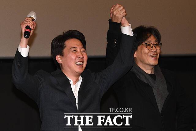 이준석 개혁신당 의원(왼쪽)과 이종은 감독이 24일 오후 서울 영등포구 타임스퀘어 영등포 CGV에서 열린 다큐멘터리 영화 '준스톤 이어원' 시사회에 참석해 인사를 하고 있다. /서예원 기자