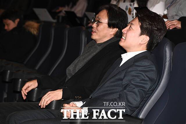 영화 상영을 기다리고 있는 이종은 감독(왼쪽)과 이준석 의원.