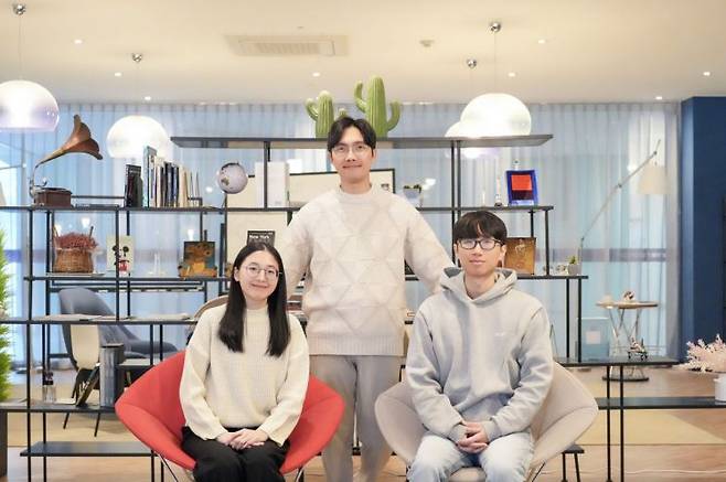 연구진. (우측부터) 이현욱 연구원(제1저자), 곽원진 교수, 이주현 연구원. UNIST 제공