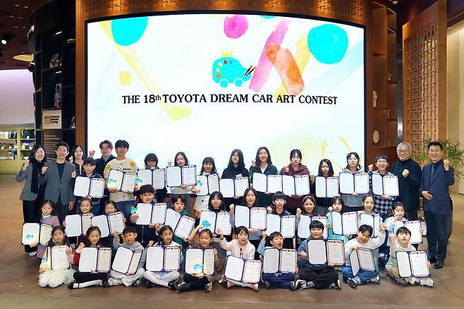 '토요타 드림카 아트 콘테스트' 국내 예선 시상식. (뒷줄 왼쪽부터)&nbsp;한국토요타자동차 윤은진 부장,&nbsp;한국토요타자동차 이병진 부사장&nbsp;(뒷줄 오른쪽부터)&nbsp;한국토요타자동차 김형준 이사,&nbsp;홍익대학교 미술대학 산업디자인학과 이근 교수. 한국도요타