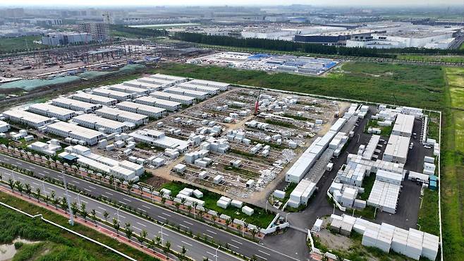 중국 상하이에 자리한 테슬라의 이 공장은 미국 외 지역에 최초로 지어진 '메가팩' 배터리 생산 시설이다