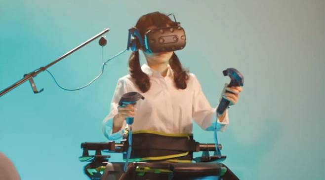 대학서 가상현실 테스트 - 고려대 한 학생이 가상현실(VR) 프로그램을 테스트하기 위해 기기를 착용하고 있는 모습. /고려대