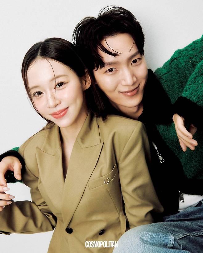 (이혜선)재킷 Bonbom. (이관우)니트 카디건 Andersson Bell. 이너 톱, 데님 팬츠 스타일리스트 소장품.