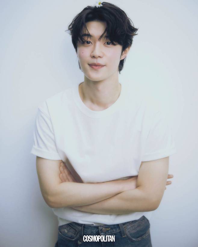 (왼쪽 위부터 곽민재, 정규민, 조휘현, 이관우, 김광태)티셔츠, 데님 팬츠, 벨트 스타일리스트 소장품. 팔찌, 시계 본인 소장품.