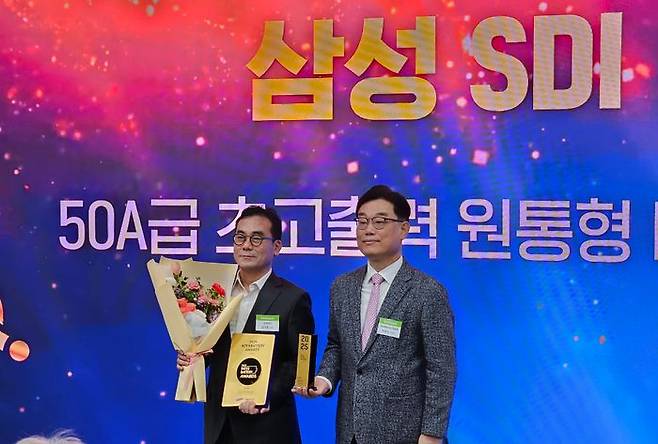 김기준 삼성SDI상무가 24일 서울 강남구 코엑스에서 열린 2025 인터배터리 어워즈 시상식에서 박태성 한국배터리산업협회 부회장으로 부터 배터리 부문 상을 받고 있다.ⓒ데일리안 정진주 기자