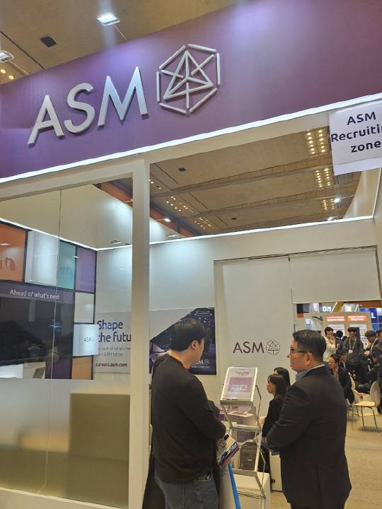 서울 강남구 삼성동 코엑스에서 지난 18일 열린 '세미콘코리아2025'에서 채용설명회 진행 중인 ASM코리아 부스 모습. <박순원 기자>