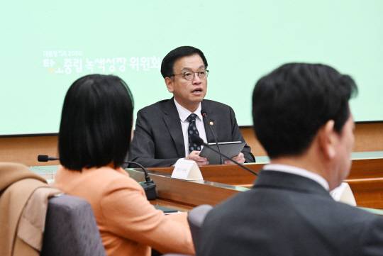 탄소중립녹색성장위원회 위원장 최상목 대통령 권한대행 부총리 겸 기획재정부 장관이 24일 정부서울청사에서 열린 2050 탄소중립녹색성장위원회 제2기 출범식과 전체회의를 주재해, 모두발언을 하고 있다. [기획재정부]