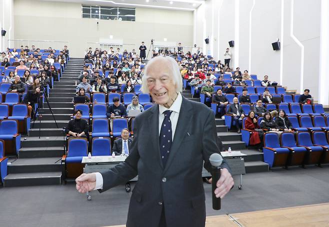 24일 강연에 앞서 포즈를 취한 데니스 노블 교수