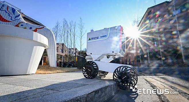 모빈의 배송로봇 'N3'가 독자 개발한 휠 시스템을 바탕으로 도로에서 인도로 오르고 있다.  이동근기자 foto@etnews.com