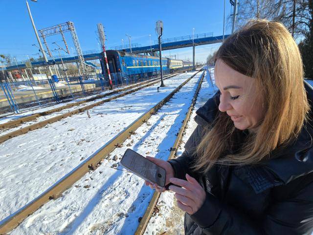 폴란드 루블린주 헤움 기차역에서 21일 만난 우크라이나인 타냐(43)가 번역기를 활용해 미국·러시아 주도의 종전 협상에 대한 자신의 생각을 이야기하고 있다. 헤움(폴란드)=신은별 특파원