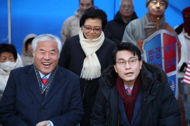 윤상현(오른쪽) 국민의힘 의원이 지난해 12월 28일 오후 서울 종로구 세종대로에서 열린 대한민국바로세우기국민운동본부(대국본) 주최 자유민주주의 수호 광화문 국민혁명대회에 참석해 전광훈(왼쪽) 목사와 함께 앉아 있다. 뉴스1