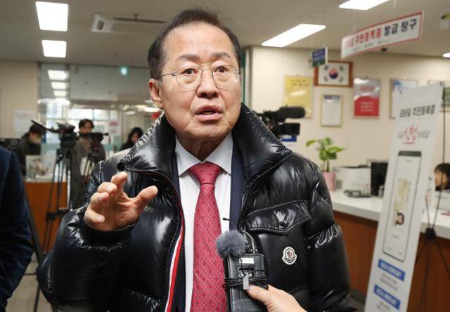 홍준표 대구시장이 지난 14일 대구 남구 봉덕2동 행정복지센터에서 모바일 주민등록증 발급을 마친 뒤 취재진 질문에 답하고 있다. 대구=뉴스1