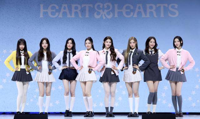 그룹 하츠투하츠(왼쪽부터 예온, 스텔라, 유하, 이안, 에이나, 주은, 카르멘, 지우) 24일 오후 서울 광진구 예스24라이브홀에서 열린 첫 번째 싱글앨범 '더 체이스' 발매 기념 쇼케이스에서 포즈를 취하고 있다. 뉴시스