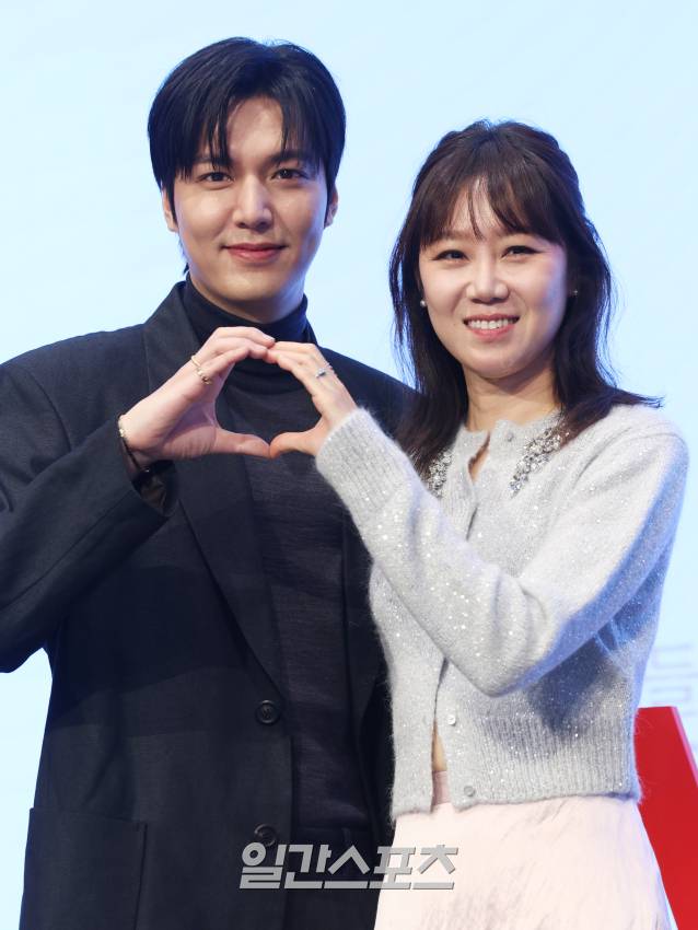 배우 이민호, 공효진이 18일 오전 서울 구로구 더세인트에서 열린 tvN 토일드라마 '별들에게 물어봐' 제작발표회에서 포즈를 취하고 있다. 서병수 기자 qudtn@edaily.co.kr /2024.12.18/