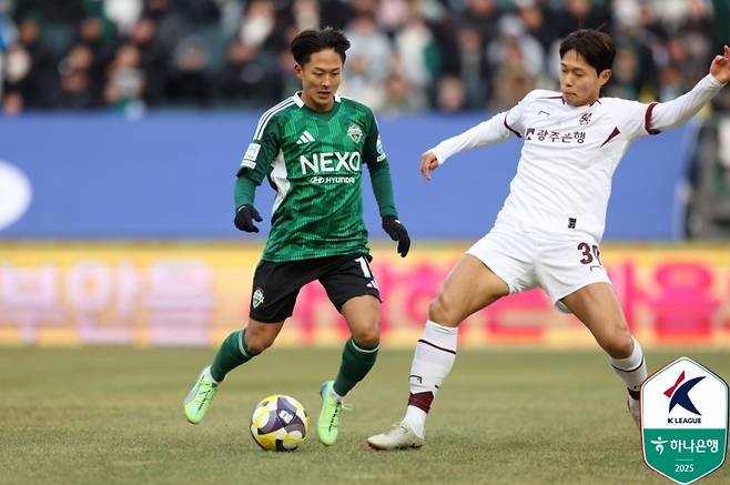 전북 이승우(왼쪽)와 광주 민상기. 사진=프로축구연맹