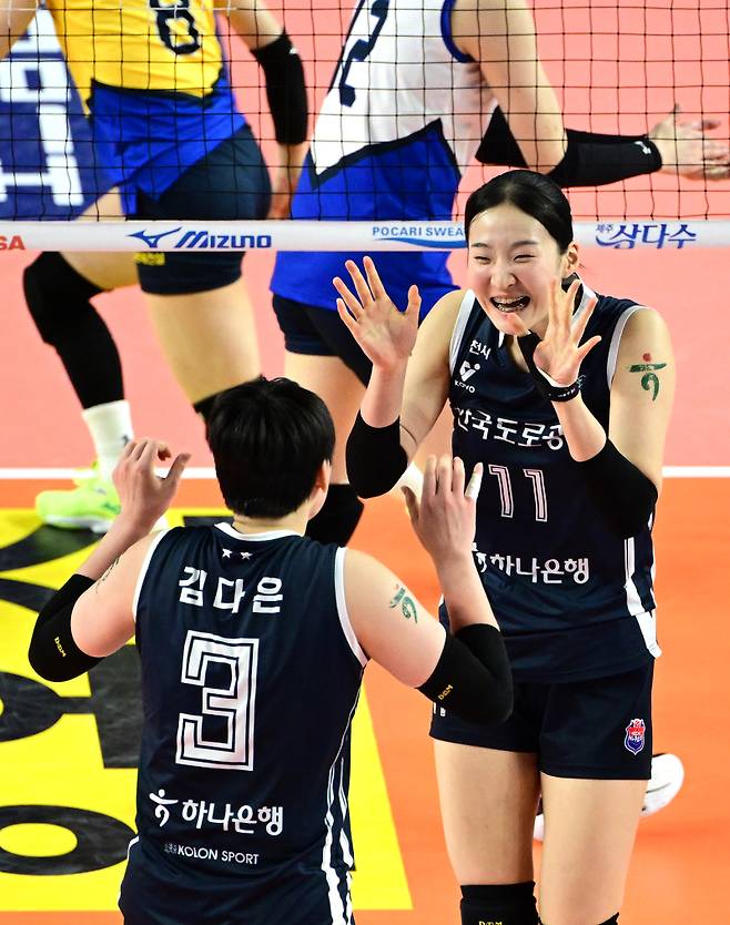 한국도로공사&nbsp; 입단 1~2년 차 세터 김다은(왼쪽)과 미들 블로커 김세빈(오른쪽). 사진=KOVO