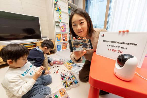 KT 모델이 KT 홈캠 안심을 소개하고 있다. [사진=KT]