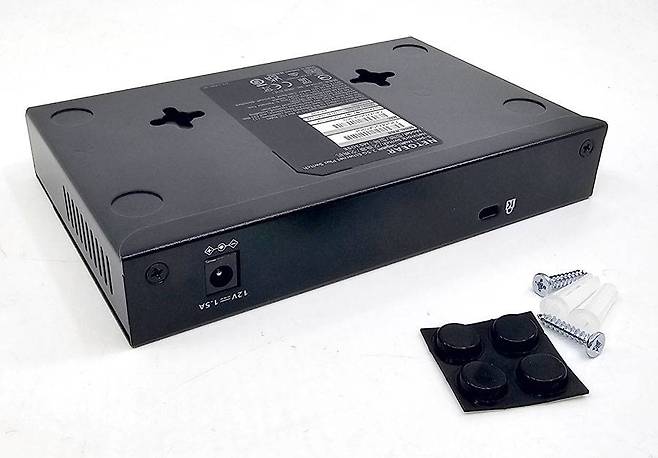 본체 하단에 고무 받침대를 붙이거나 벽걸이용 키트를 걸 수 있다 / 출처=IT동아