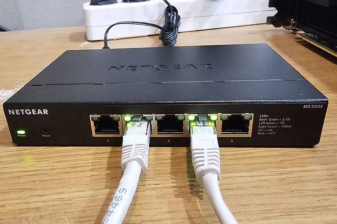 각 포트에 달린 LED의 점등 패턴을 통해 현재 접속 모드를 알 수 있다 / 출처=IT동아