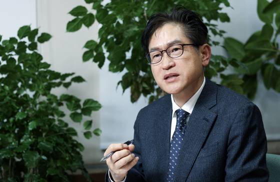 권기창 전 우크라이나 대사가 19일 오후 서울 성북구 고려대학교에서 이재승 고려대 교수와 대담하고 있다. 김성룡 기자